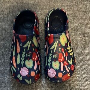 Totes Blue and Red Clogs with Vibrant Floral Design